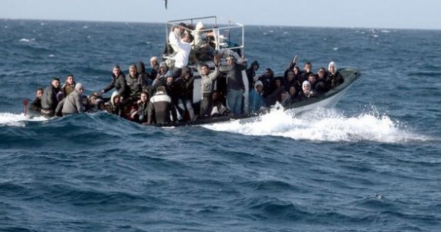 Rekord i ri në Mbretërinë e Bashkuar/ Emigrantët ilegalë arrijnë nivele alarmante, shtohen presionet ndaj qeverisë Starmer