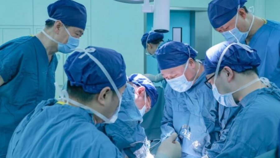 Kina ka kryer transplantin e parë të mushkërisë së derrit te një njeri
