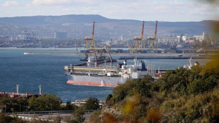 Trump paralajmëroi tarifa shtesë, rafineritë e naftës në Indi binden dhe ulin blerjet nga Rusia