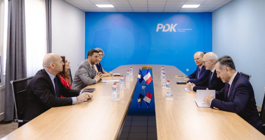 Krasniqi takohet me Emisarin francez: Votuam Kryetarin e Kuvendit për ta zhbllokuar situatën