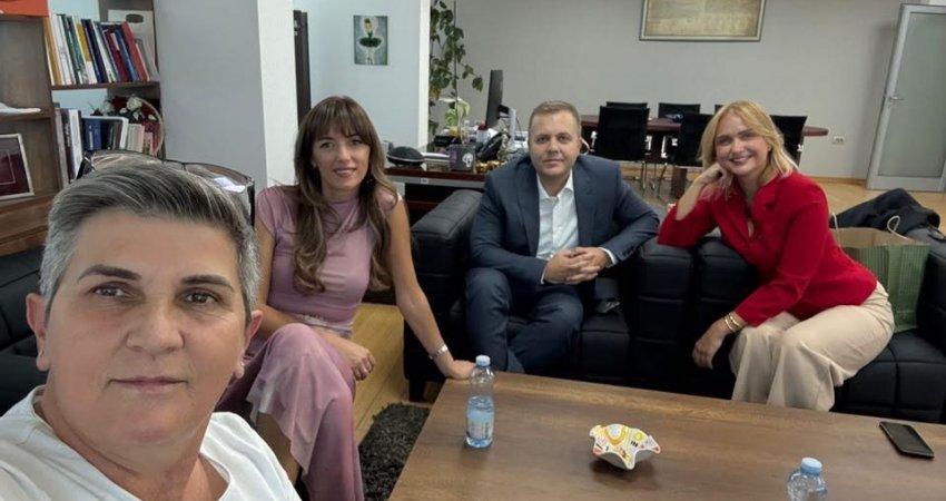 Mesazhi enigmatik i këshilltares së Haxhiut pas zhvillimeve në Kuvend: “Afër apo larg, çdoherë bashkë”