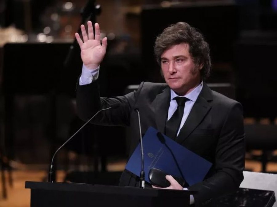 VIDEO/ Hidhet gur në drejtim të presidentit të Argjentinës, Javier Milei largohet nga tubimi…