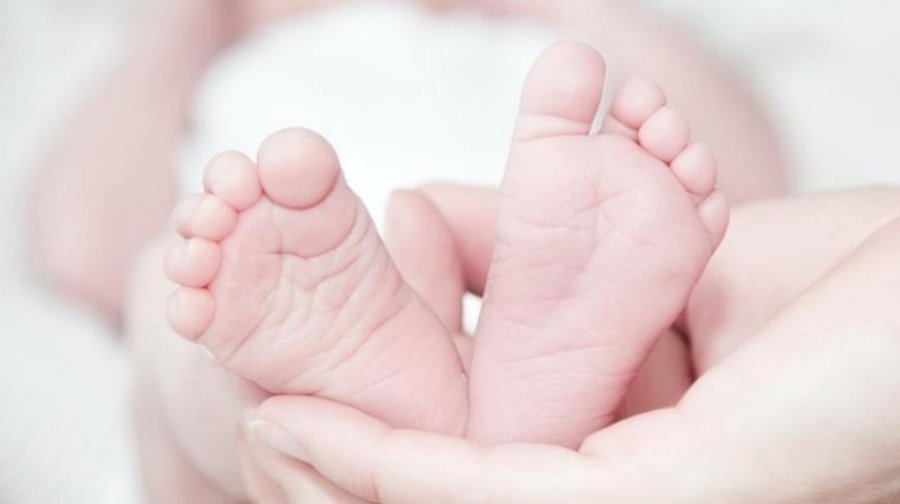 Shkalla e lindjeve në Mbretërinë e Bashkuar bie në nivelin më të ulët