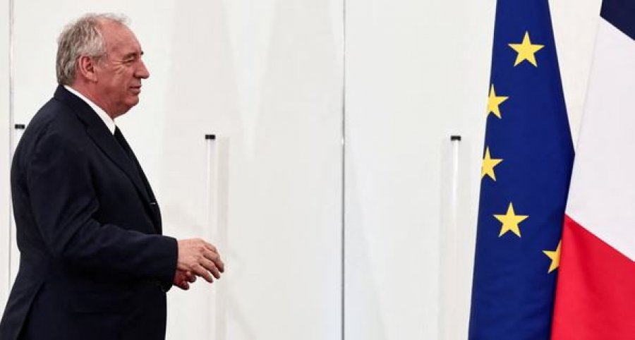 Franca përgatitet për një tjetër krizë politike, qeveria e Bayrou e brishtë përballë mocionit të votëbesimit