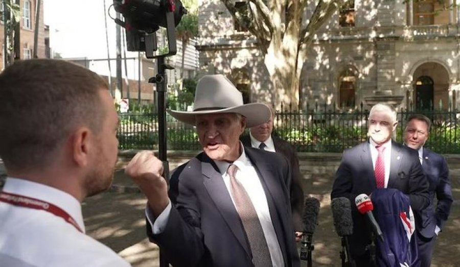 Politikani australian kërcënon gazetarin: I kam goditur me grusht, ata që më përmendin prejardhjen
