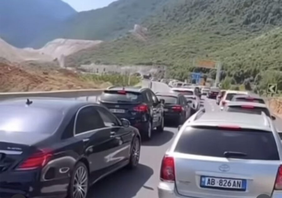 Kaos në tunelin e Llogarasë - Bllokohet qarkullimi, pushuesit presin në radhë kilometrike