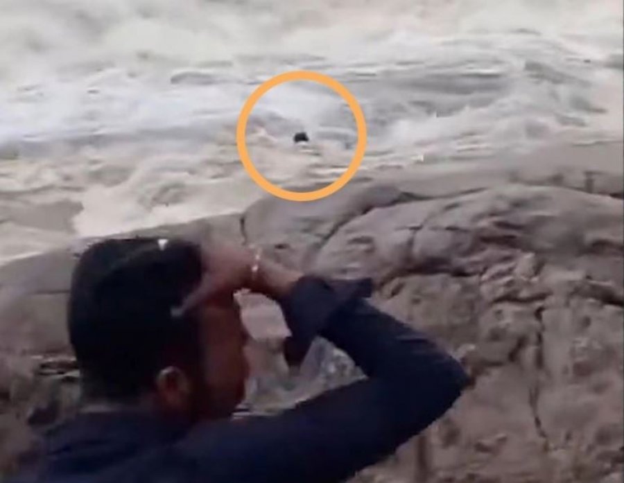 Momenti kur uji i ujëvarës 'gëlltit' Youtuberin 22-vjeçar në Indi, video tronditëse