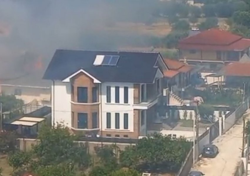 Zjarr në Berat, flakët shumë pranë banesave