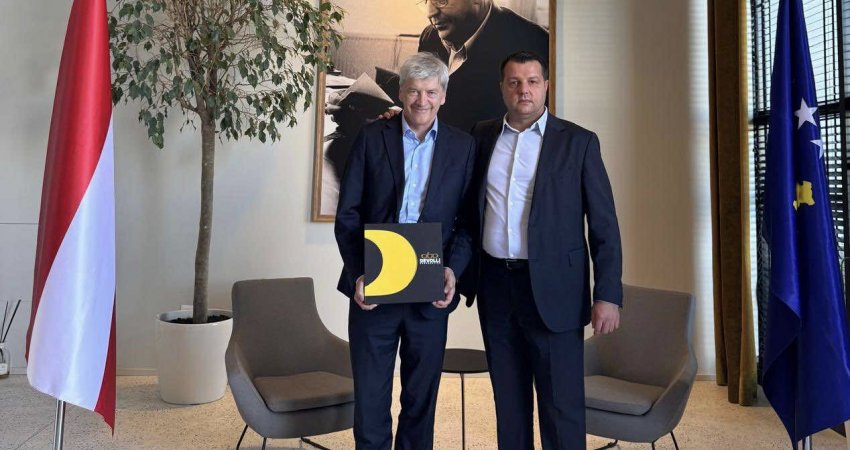 Shefi global i Raiffeisen Bank, Dr. Johann Strobl, zbarkon në Devolli Corporation 