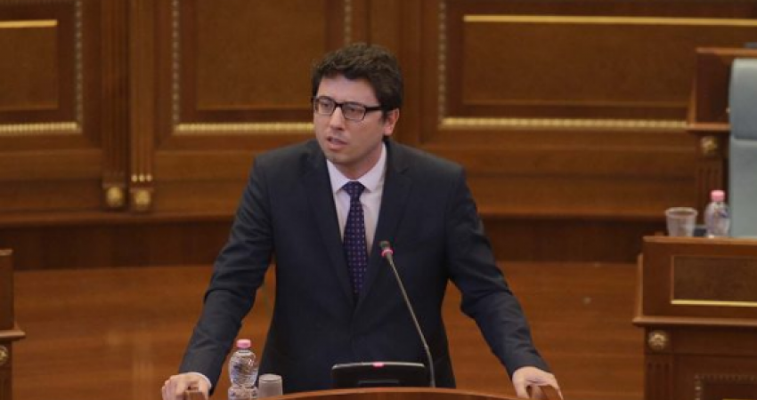 Murati: Duke mos e votuar Rashiqin, PDK, LDK e AAK po i’a ruajnë nënkryetarin Listës Serbe
