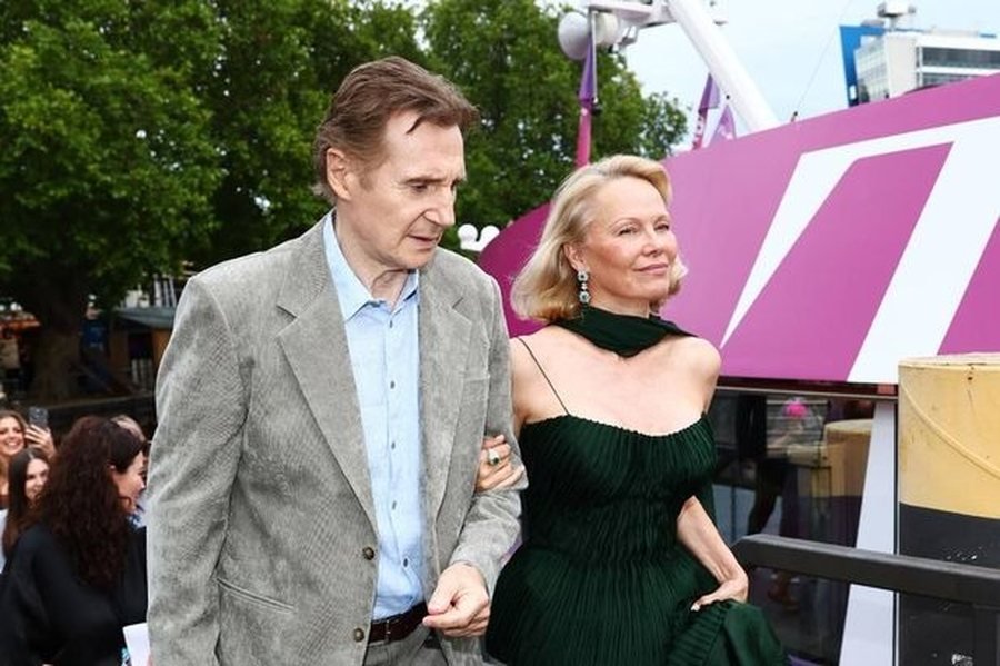 Romanca midis Liam Neeson dhe Pamela Anderson ka mbaruar?