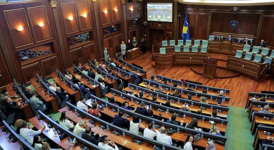 Kosovë/ Reagon qeveria pasi BE ndal takimet brenda ndërtesës