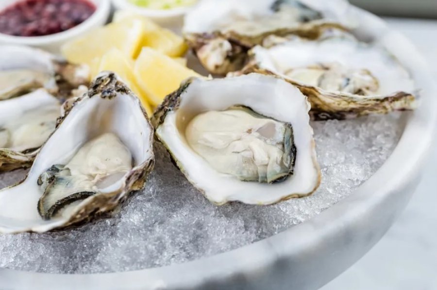 Konsumuan oysters, humbin jetën dy persona në...