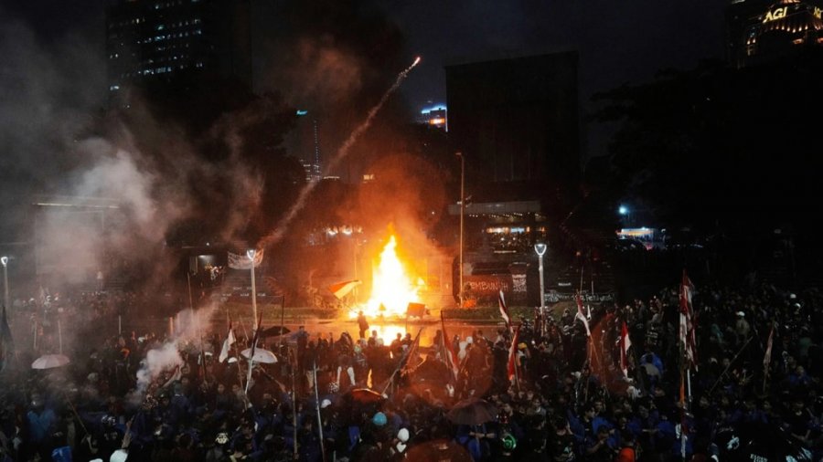 Trazira në Indonezi pas vdekjes së një shoferi gjatë protestave për pagat e deputetëve