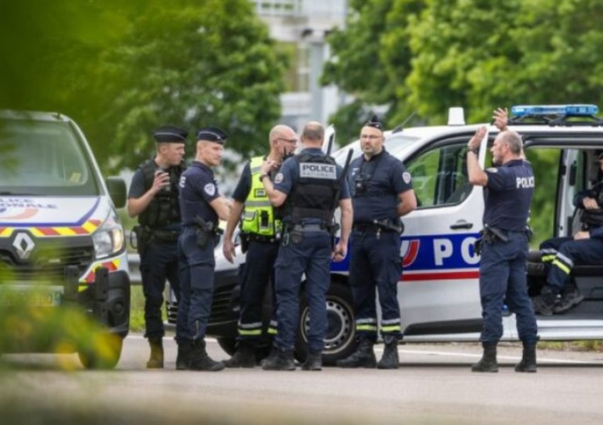 Makina hyn mes turmës në Francë, 1 i vdekur e 5 të plagosur