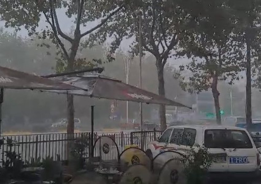 Tirana goditet nga stuhia, reshjet e shiut dhe era e fortë bllokon kryeqytetin
