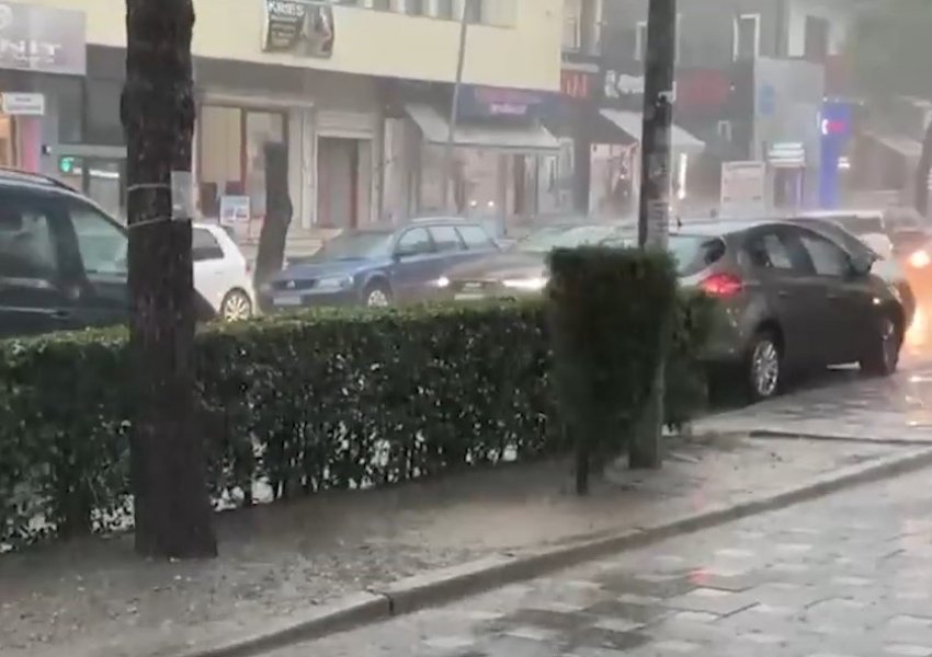 Moti i keq prek edhe Lezhën, reshje shiu dhe vështirësi në qarkullimin e automjeteve