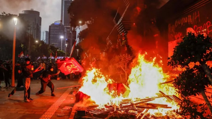 'Digjet' Indonezia pas vdekjes së taksistit 21-vjeçar - Shpërthejnë protestat e dhunshme, 3 të vdekur 