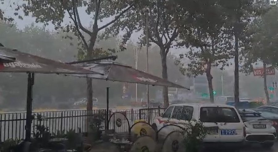 Tirana goditet nga stuhia, reshjet e shiut dhe era e fortë bllokon kryeqytetin