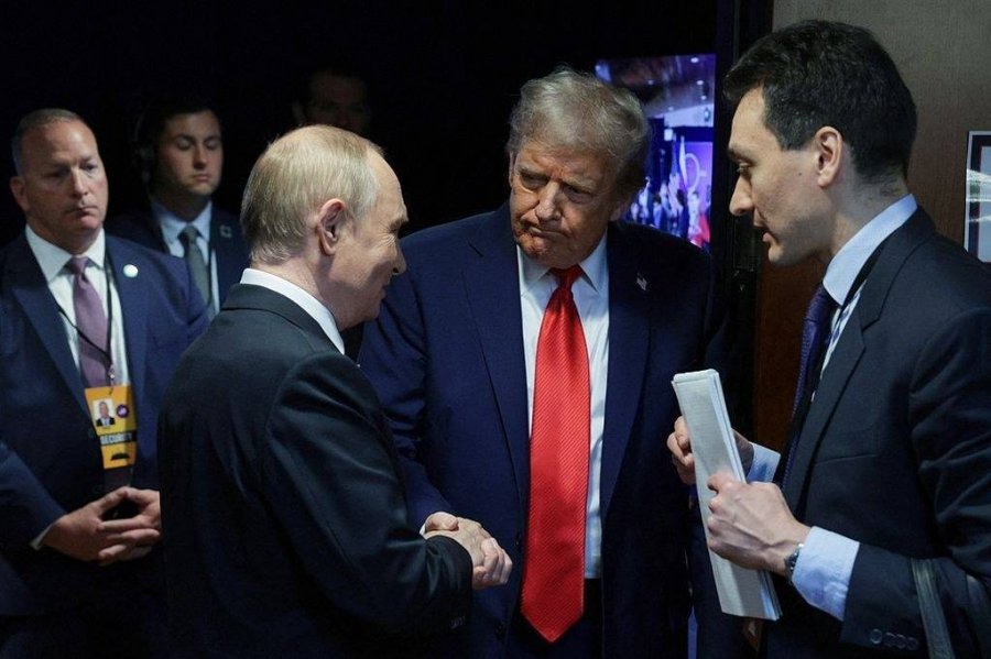 'Udhëtari në kohë' nga viti 1959 pikaset në foton e re të Trump-it e Putinit
