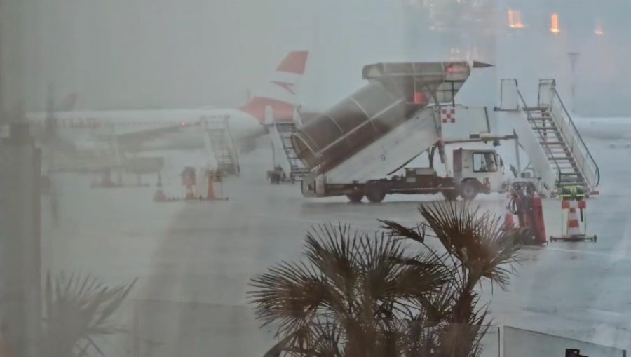 Rinisin fluturimet në aeroportin e Rinasit pas 2 orë ndërprerje për shkak të stuhisë