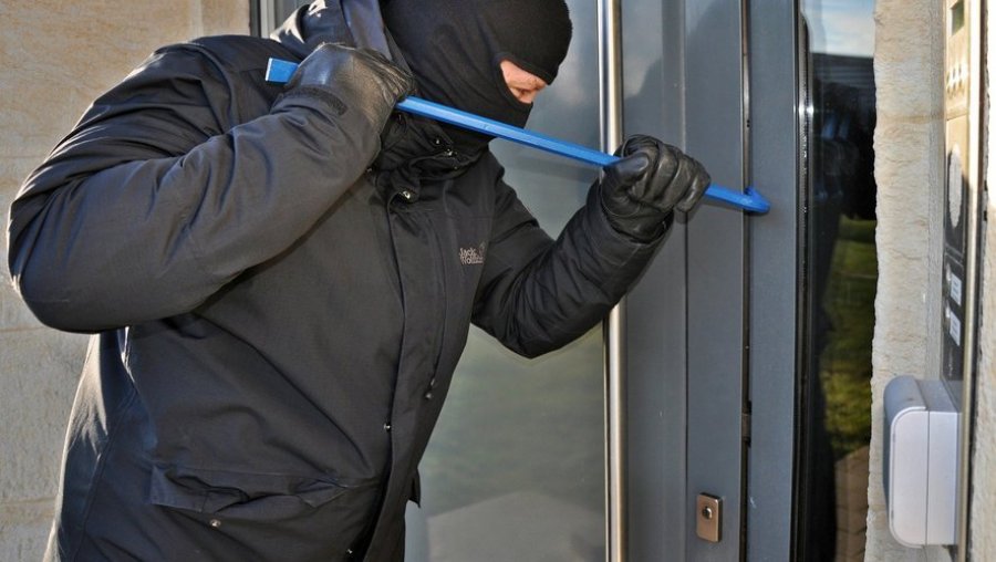4 të rinj shqiptarë arrestohen duke vjedhur në një vendgrumbullim mbeturinash në Francë: Ishim të uritur