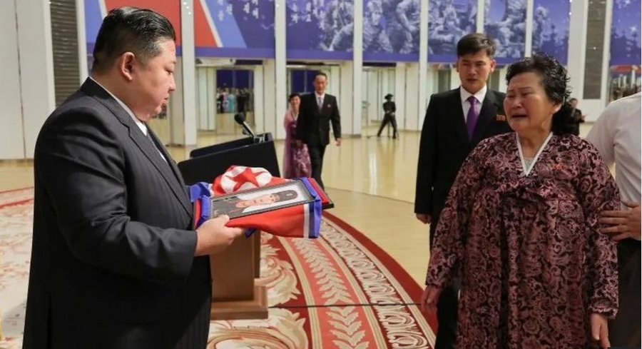Diktatori korean takon familjarët e ushtarëve të vrarë në Ukrainë