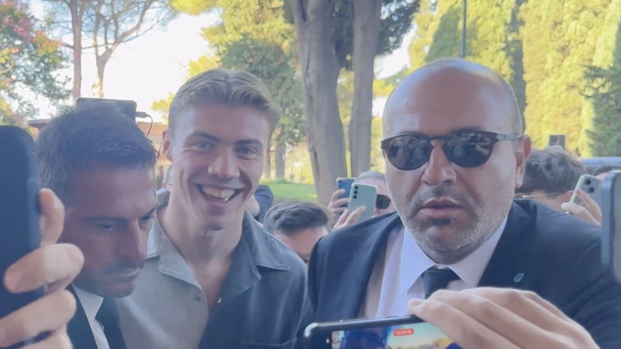 Hojlund ka mbërritur në Napoli, pas vizitave mjekësore në Romë, tani firma me të kaltrit