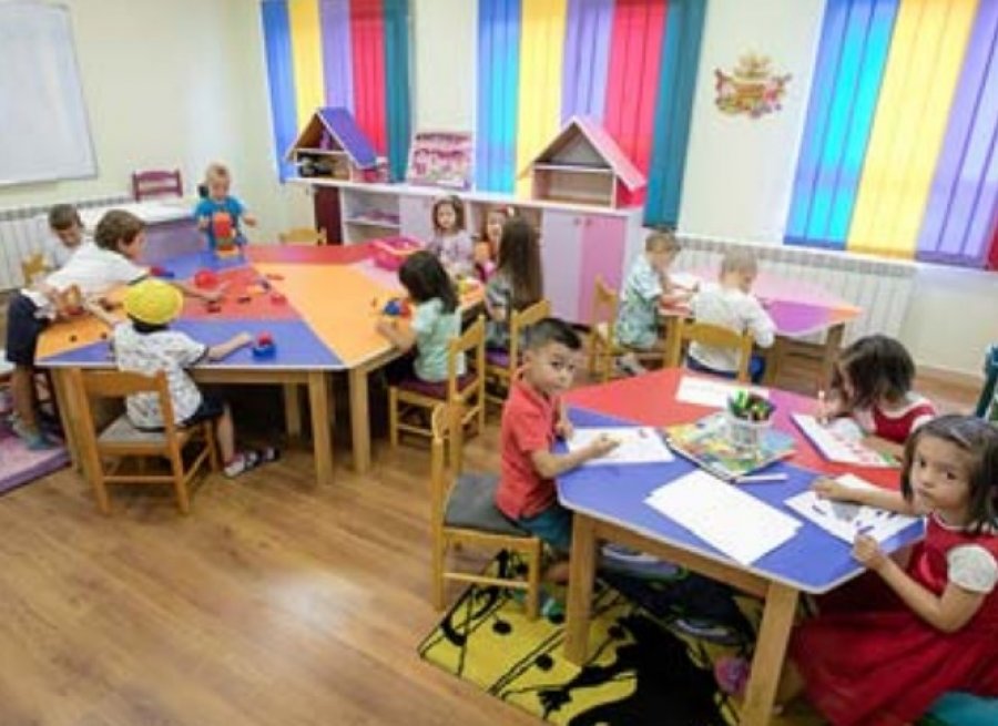 Dyshohet se ka dhunuar një fëmijë në kopsht, duke e qëlluar me shuplakë, e pëson edukatorja 