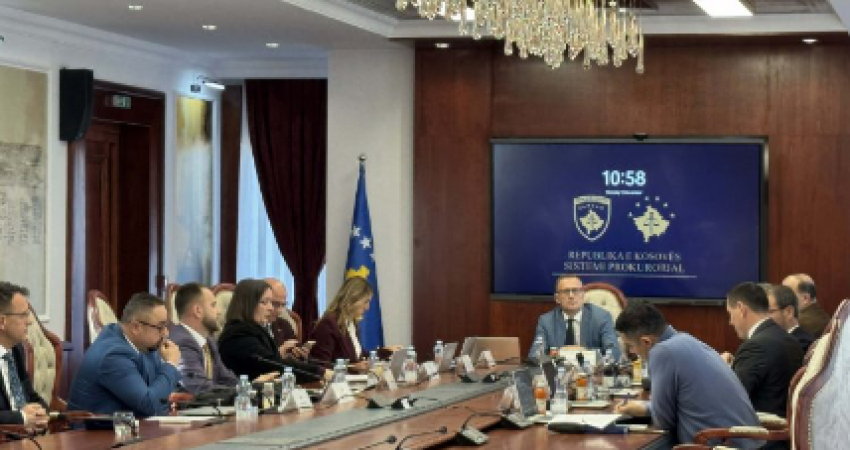 Agron Qalaj paraqitet në mbledhjen e KPK-së si u. d. i kryeprokurorit të Shtetit, dy anëtarë lëshojnë sallën