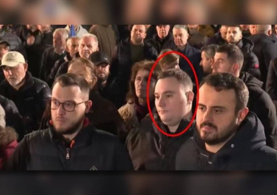PD në foltoren e 3-të kundër Ramës para kryeministrisë, i pranishëm në protestë edhe djali i Sokol Olldashit