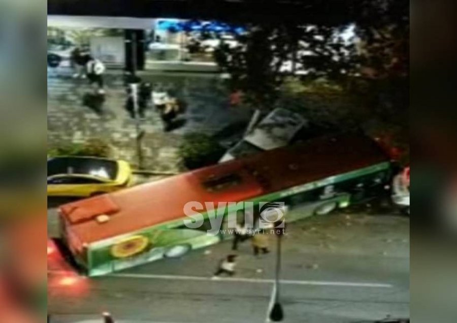 VIDEO - Tiranë/ Urbani përplasi të renë me biçikletë dhe 2 makina, arrestohet shoferi. 18 vjeçarja e 3 të tjerë në spital