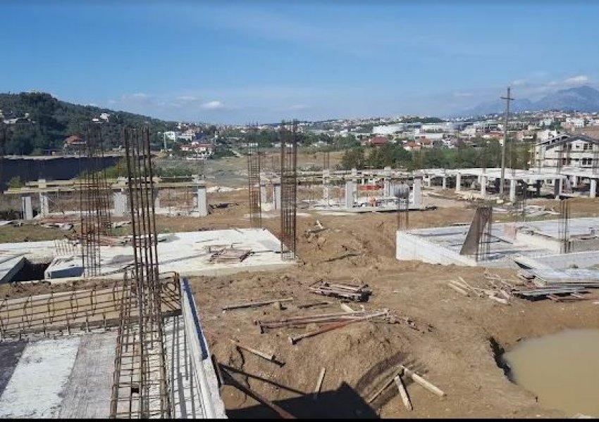 Ndërtuan 7 vila pa lejë, IKMT e policia rrethojnë kompleksin ‘Secret Garden’ të mikut të Edi Ramës