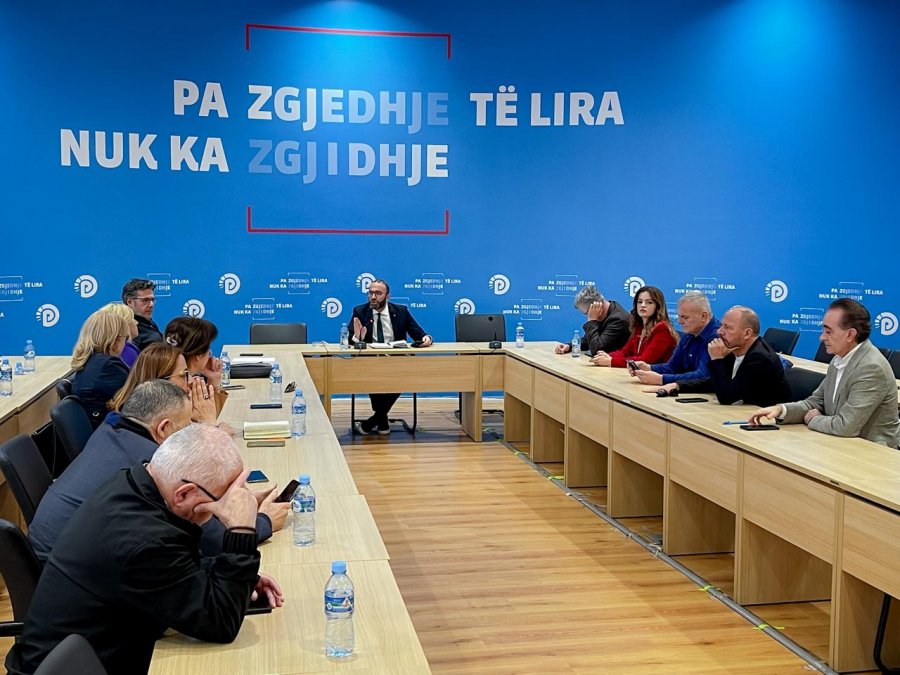 Mori në mbrojtje të pandehurën Balluku, Grupi i PD kërkon interpelancë urgjente me Ramën
