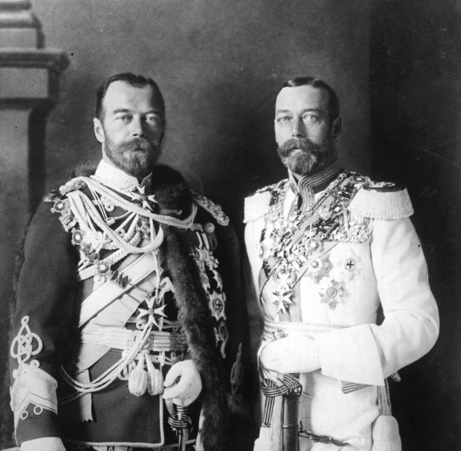 Mbreti George V dhe kushëriri i tij i ngjashëm fizikisht, Car Nikolla II, me uniforma ushtarake gjermane në Berlin në vitin 1913