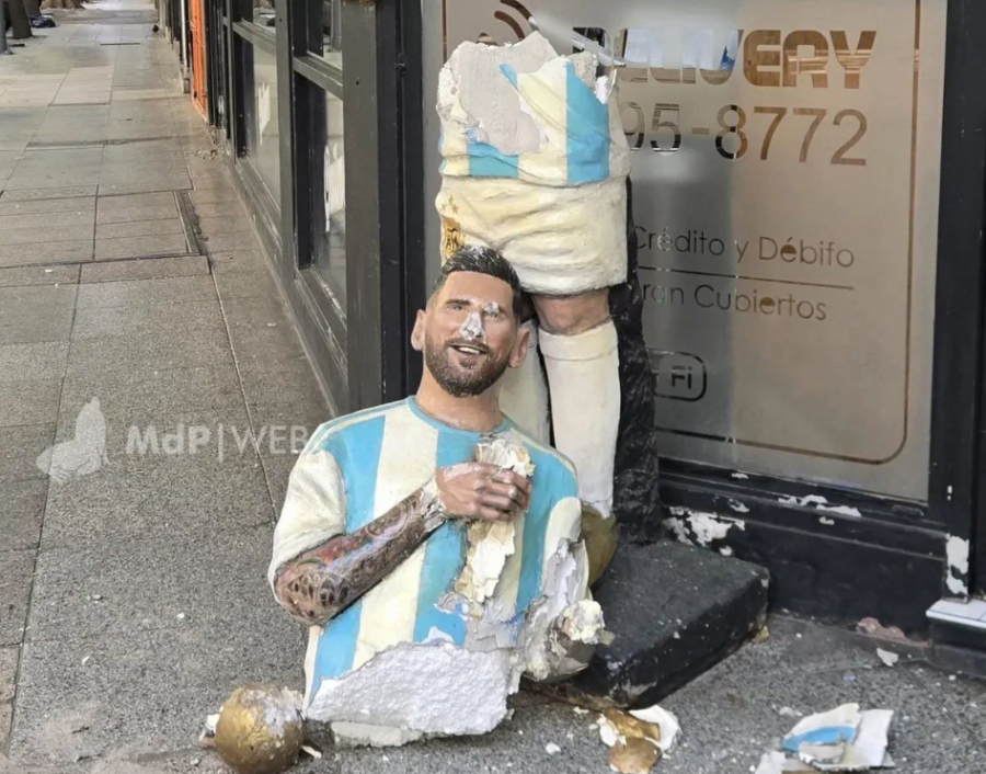Akt i turpshëm në Argjentinë, vandalizohet statuja e Lionel Messit në Buenos Aires