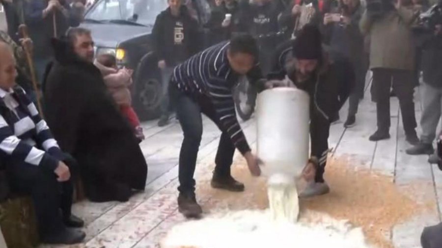 VIDEO: Protesta - Greqi, blegtorët derdhin qumësht në sheshin qendror të Larisës