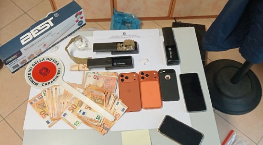 Pjesë e një rrjeti të trafikut të kokainës në Firence, nuhatja e qenit tradhton 2 vëllezërit shqiptarë!