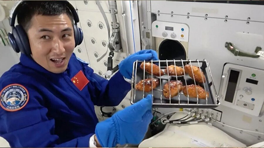 Eksperimenti/ Astronautët kinezë pjekin mish dhe krahë pule në skarë në Stacionin Tiengong