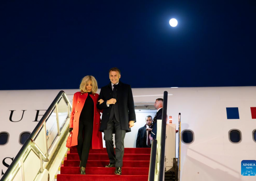 Presidenti francez Emmanuel Macron mbërrin në Pekin, vizitë zyrtare 3-ditore