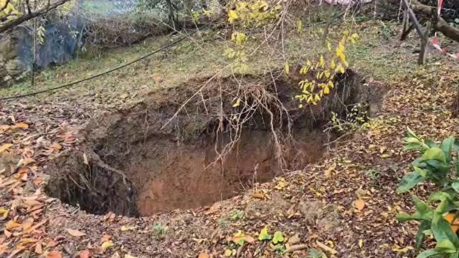 Belsh, gropë gjigante karstike pranë banesave: banorët në panik, toka vazhdon të zhytet
