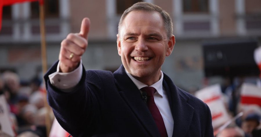 Në kundërshtim me Kushtetutën, Polonia shpall zyrtarisht të ndaluar Partinë Komuniste