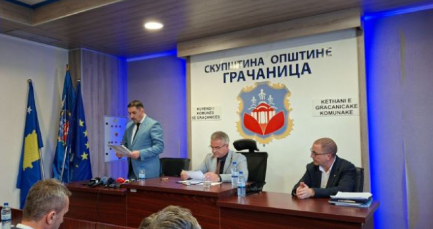 Asamblistët e Graçanicës betohen – Novak Zhiviq kryetar i ri, simbolet e Kosovës nuk lëvizin