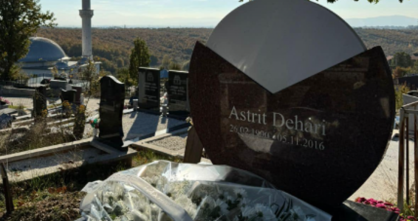 Vetëvendosje: Është dëmtuar shtylla dhe pllaka e flamurit kombëtar pranë varrit të Astrit Deharit, jemi në pritje të hetimeve