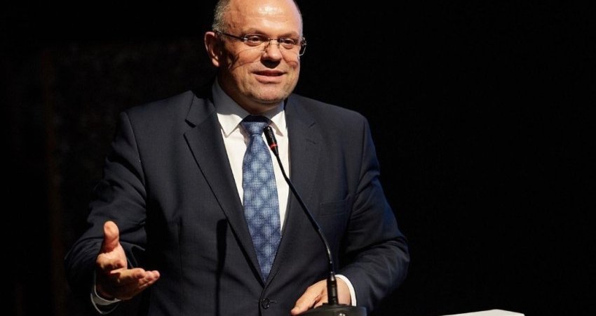 Zgjatja e mandatit të Sorensen: Ish-ambasadori rrëfen pse dialogu ka hyrë në qorrsokak