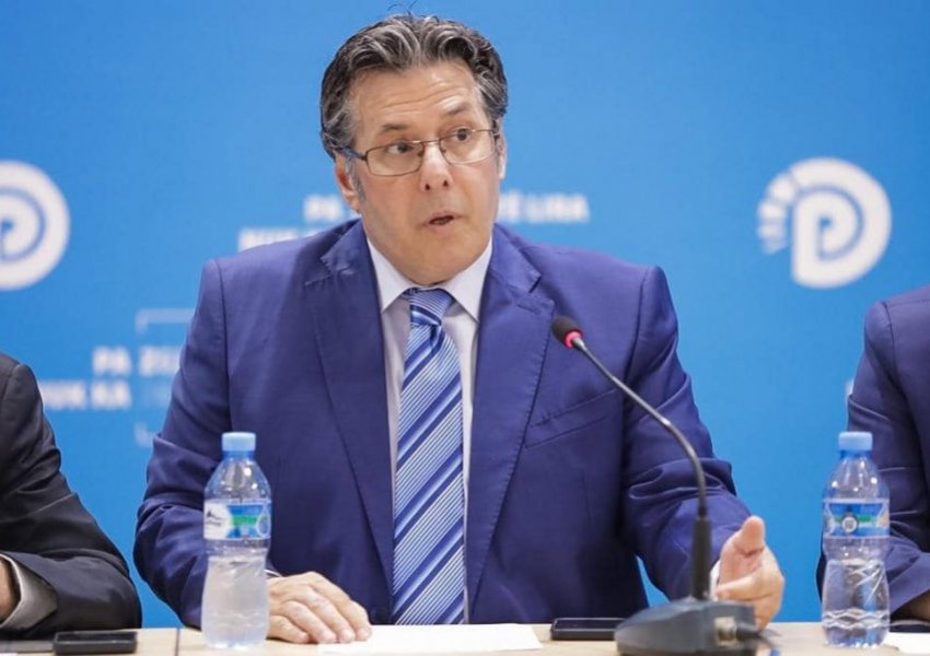 Paloka mesazh Salianjit: Kur të duartroket dhe brohoret armiku, shiko një herë rrotull