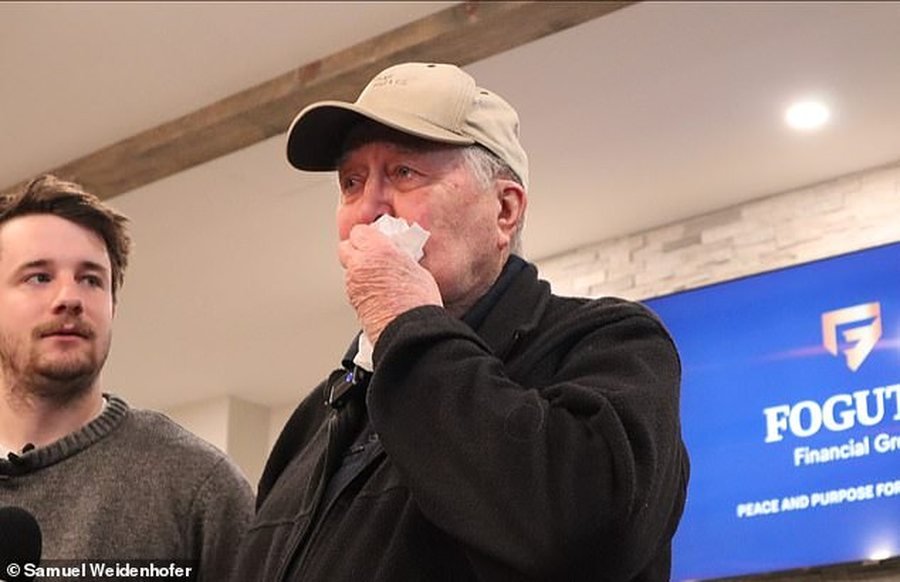 Humbi fondin e pensionit dhe u detyrua ti rikthehej punës, veterani 88 vjeçar merr çekun e majmë me kontribuues nga e gjithë bota