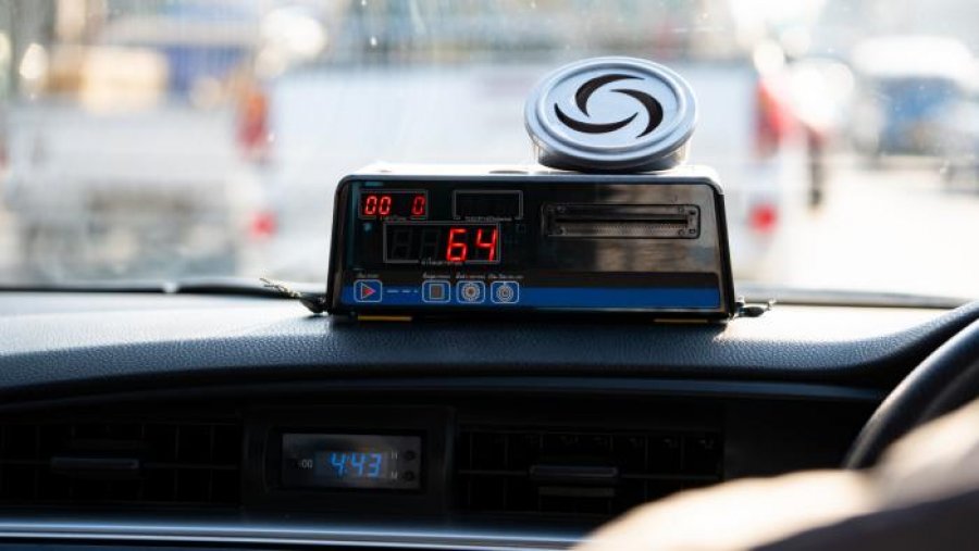 Shoferët e taksive që mashtrojnë klientët, ja si t’i identifikoni taktikat e tyre