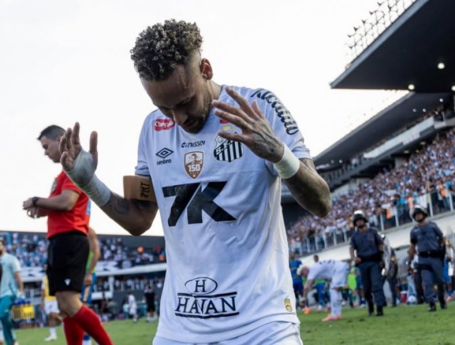 VIDEO/ Santos siguron mbijetesën, Neymar feston si një ‘fëmijë i lumtur’