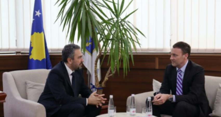 Zgjedhjet e 28 dhjetorit, zyrtari i DASh-it po qëndron në Kosovë, shkon për vizitë në KQZ